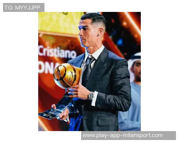 C罗分享最佳中东球员奖杯照感谢所有支持者的陪伴与鼓励