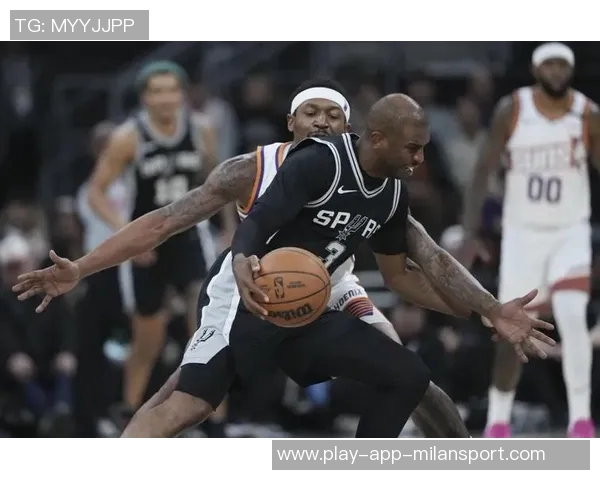 保罗现身赌城观看马刺与雷霆NBA杯半决赛引发关注